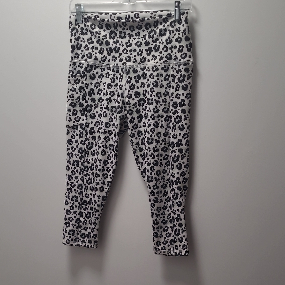 Chic Leopard Print Women's Capri Leggings